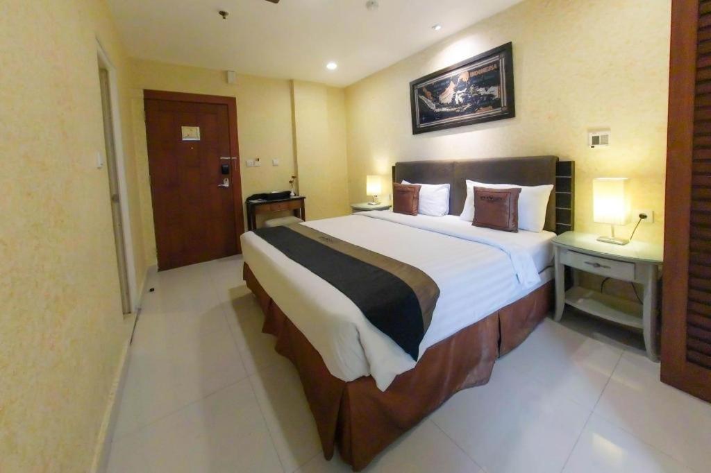 Amos Cozy Hotel Melawai Jakarta Exterior photo