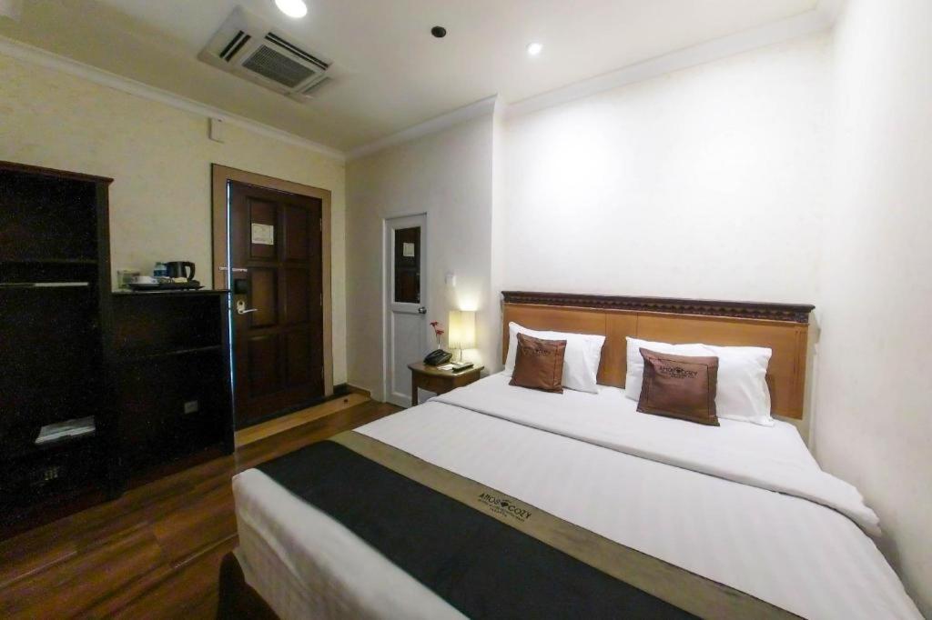 Amos Cozy Hotel Melawai Jakarta Exterior photo