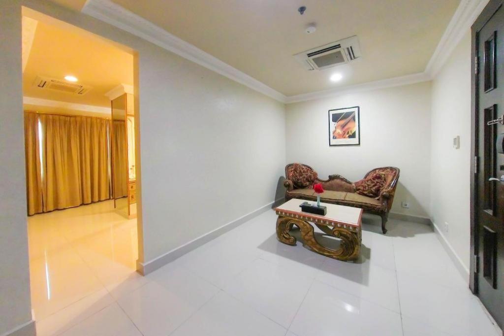 Amos Cozy Hotel Melawai Jakarta Exterior photo