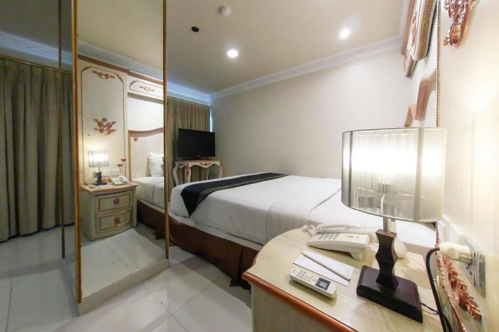 Amos Cozy Hotel Melawai Jakarta Exterior photo