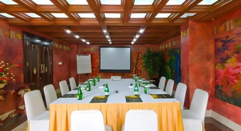 Amos Cozy Hotel Melawai Jakarta Exterior photo